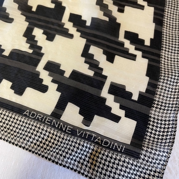 ADRIENNE VITTADINI 100% silk scarf, 20'' X 20''. «Pied de Poule» pattern. - Picture 9 of 9